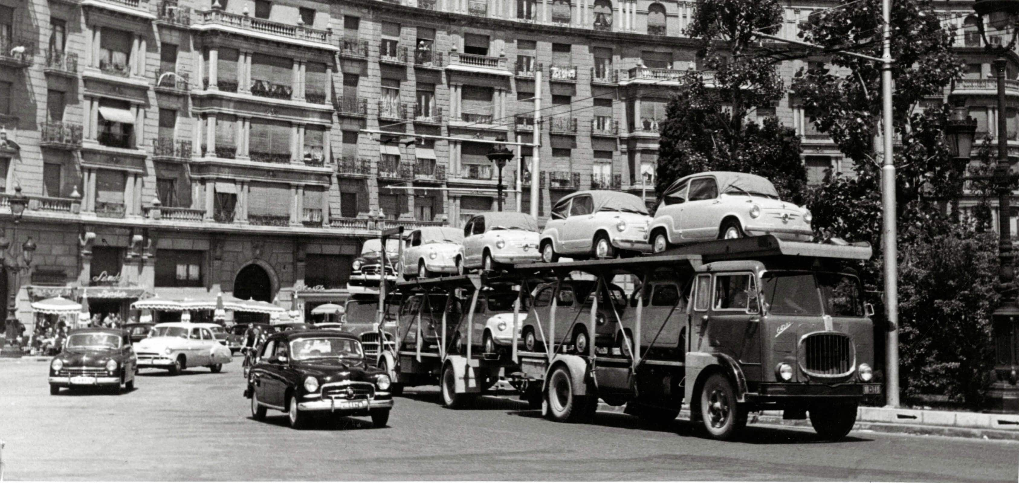 SEAT brand history 1950s - SEAT 600 in countryside black and white photo