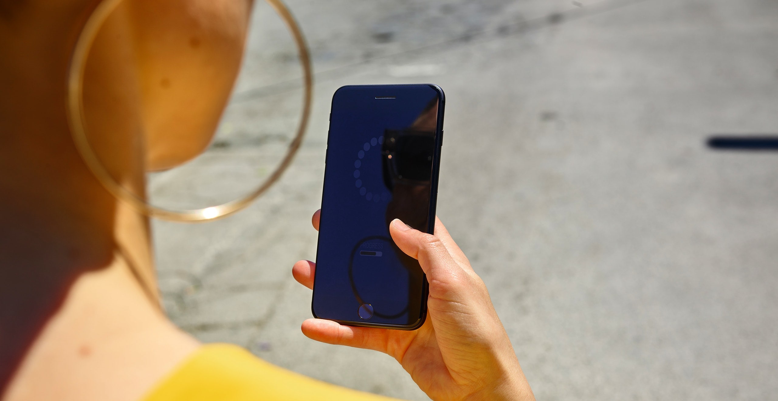 Een vrouw met een smartphone