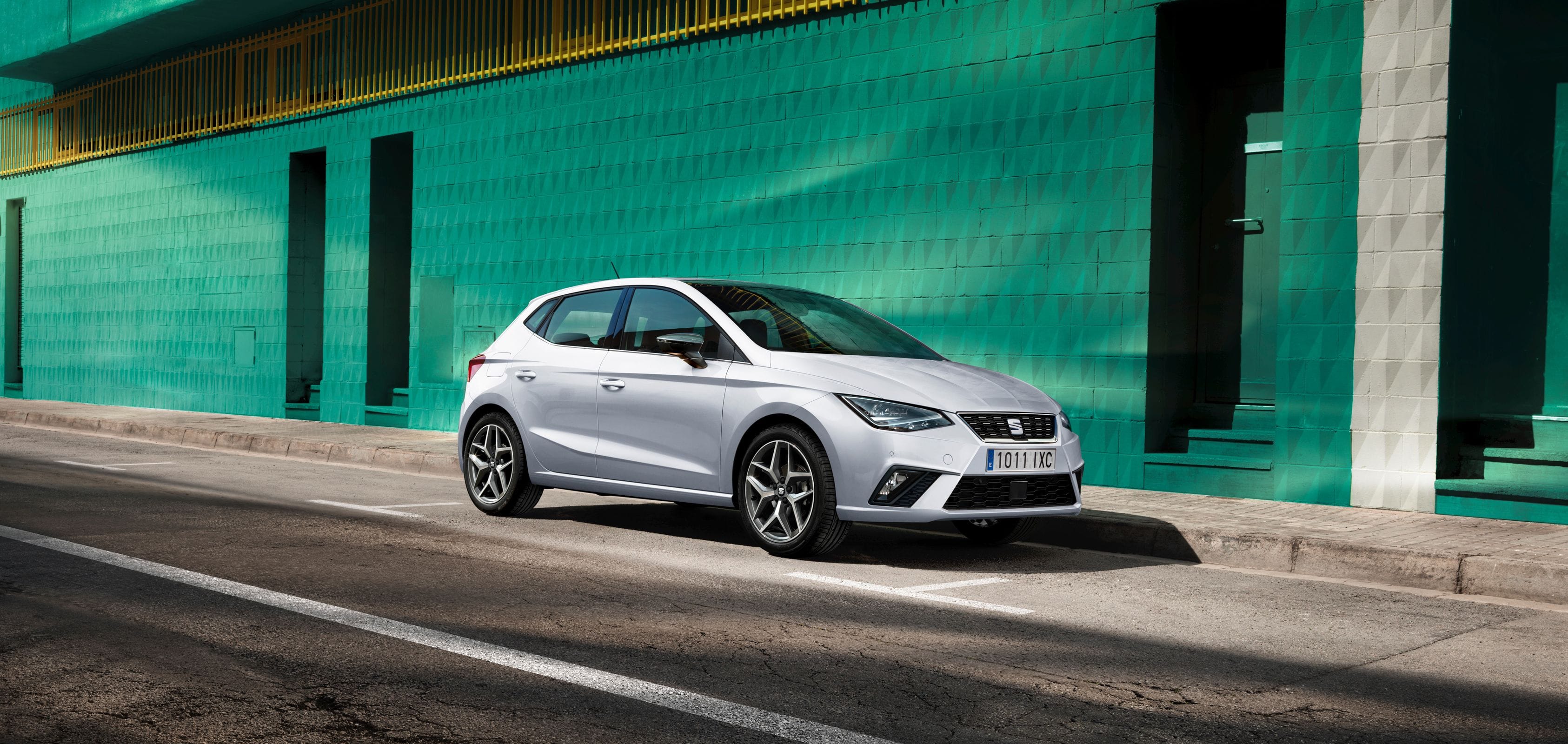 Extérieur d’une SEAT Ibiza Nevada White vue de 3/4 avant