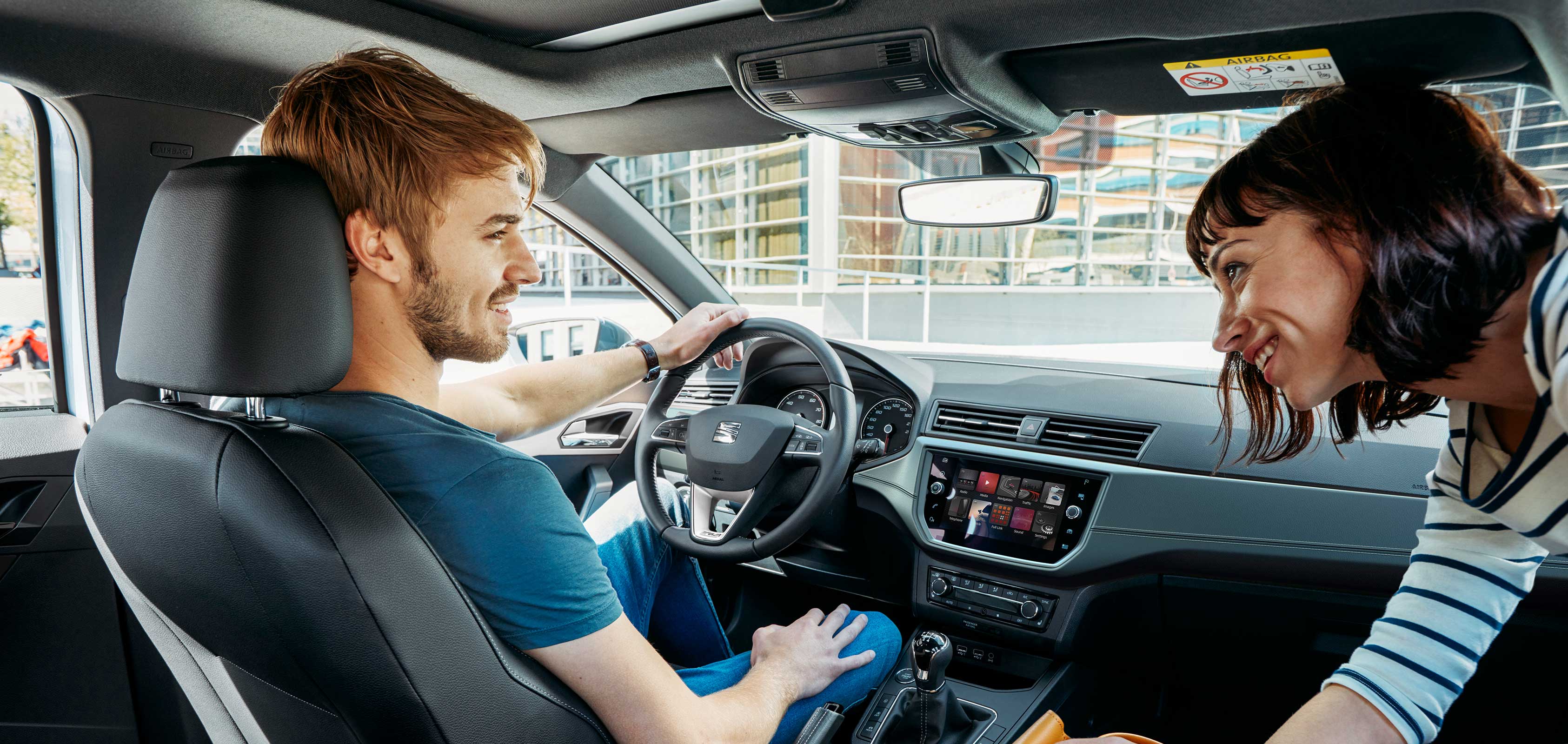 Paar in de SEAT Ibiza