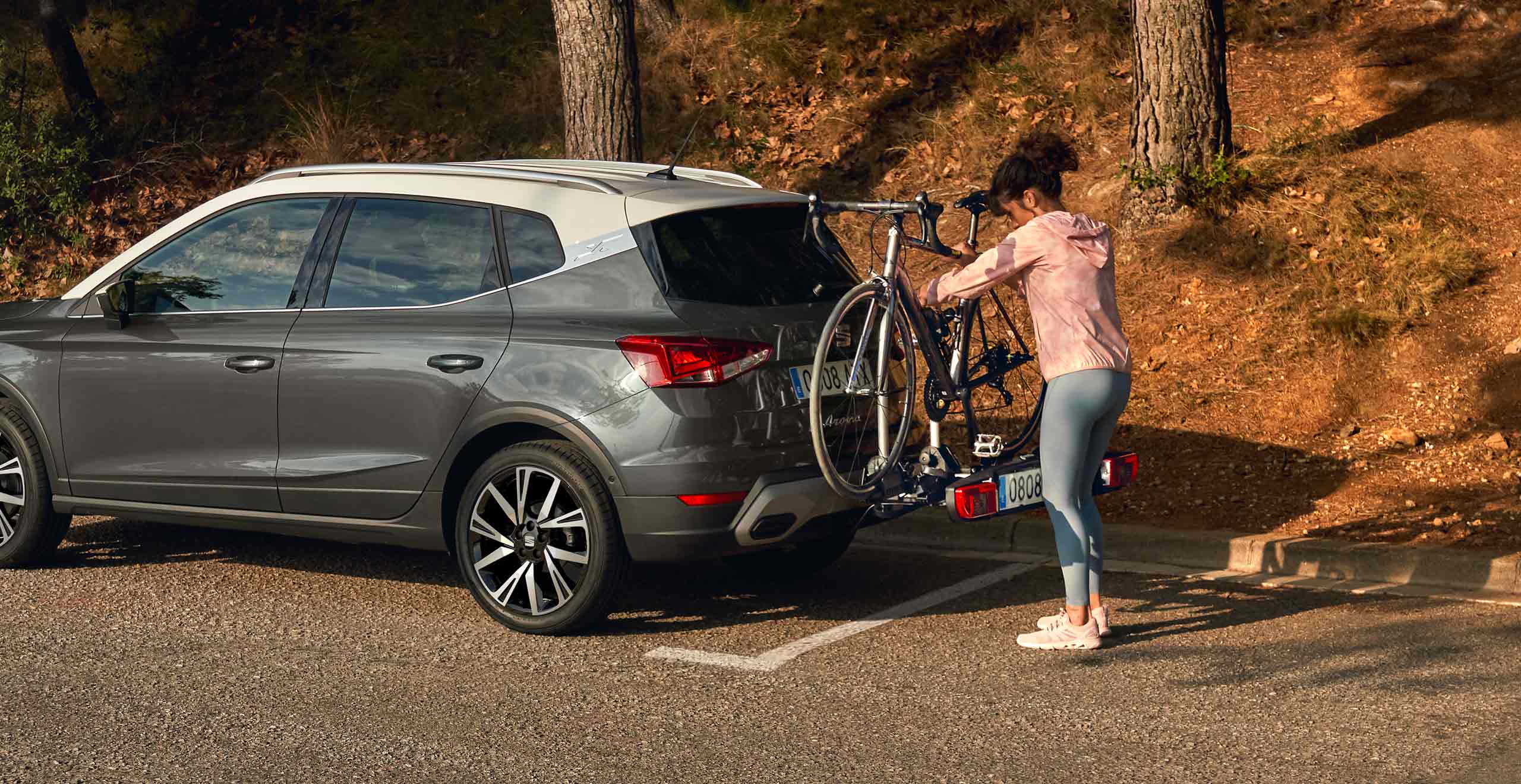 seat arona de couleur dark camouflage avec accessoire porte-vélo