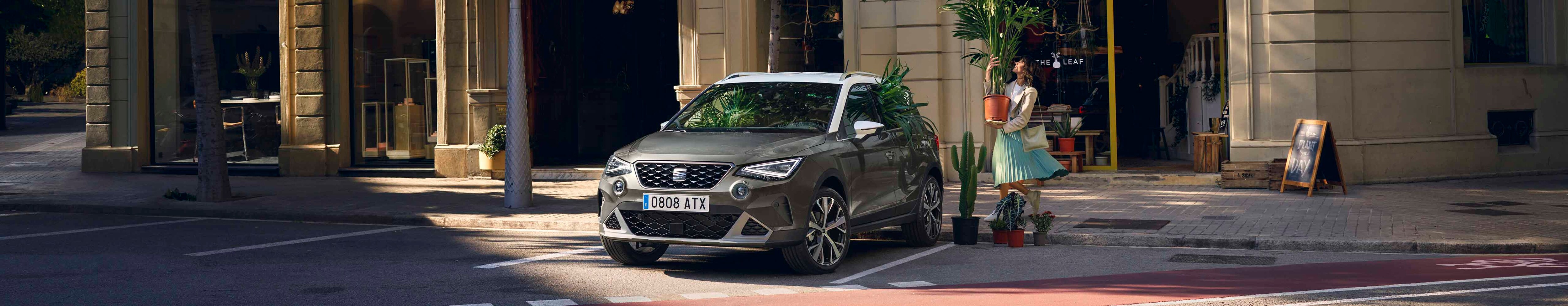 une femme marchant vers une seat arona de couleur dark camouflage